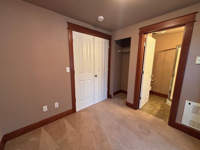 Building Photo - Modern Townhome in Prime U-District Locati...