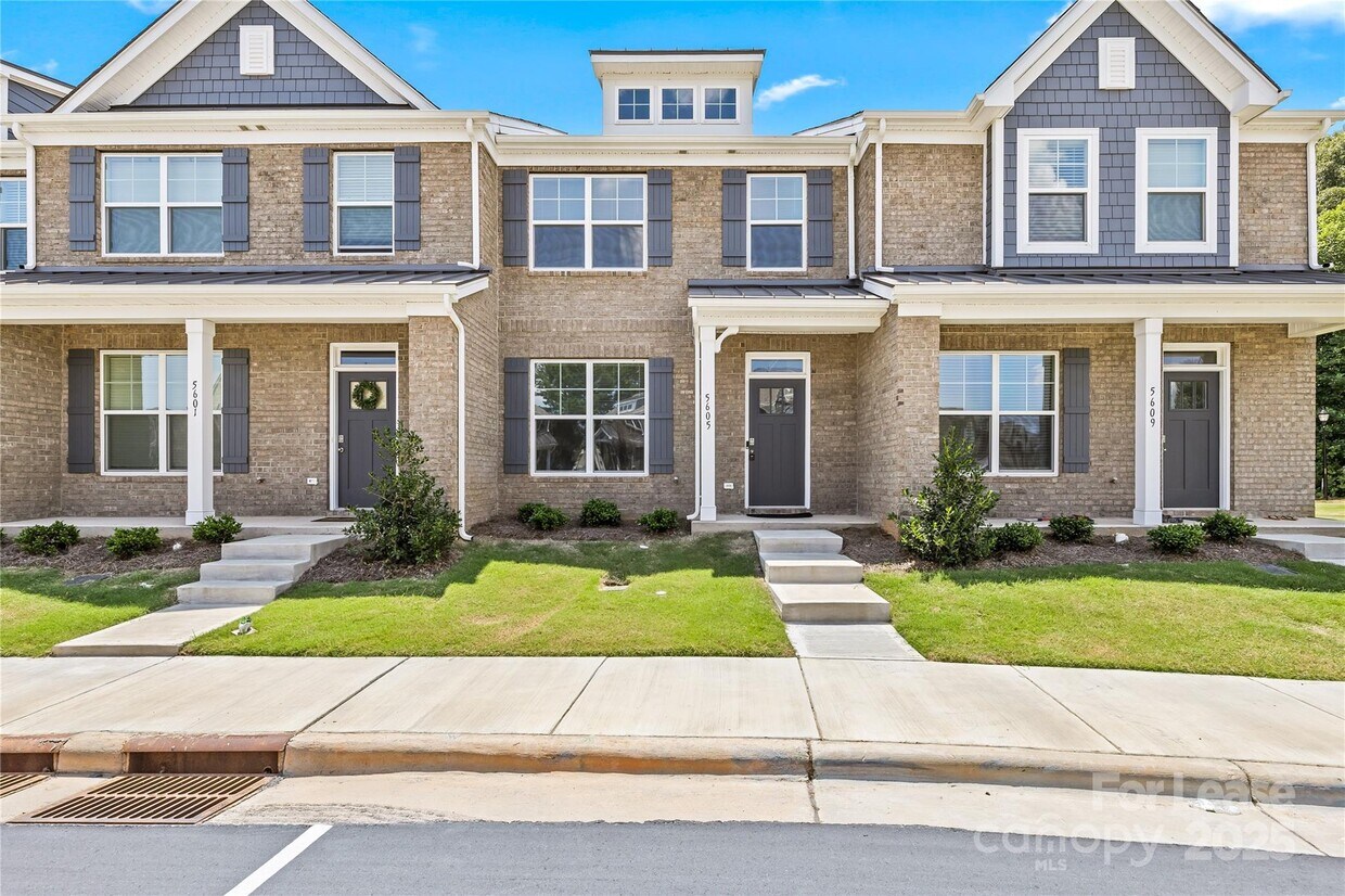 Foto principal - 5605 Stafford Rd