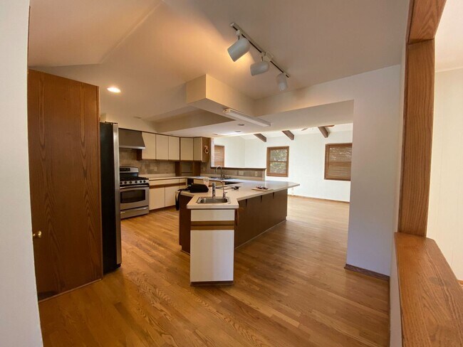 Foto del edificio - Spacious Single-Family Home in Carriage Hi...