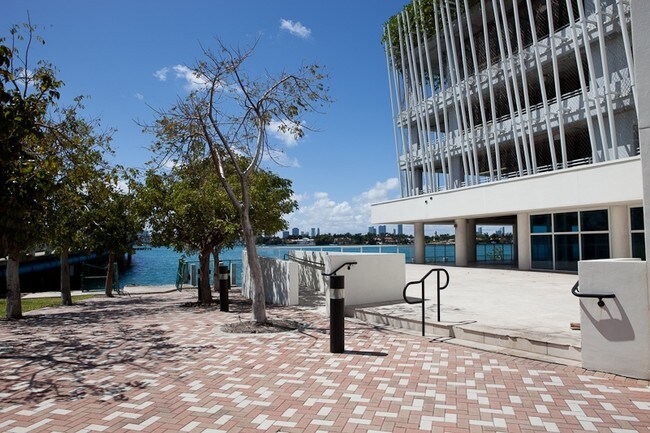 PASARELA DE LADRILLO Y PATIO DE 7000 PIES CUADRADOS - Bentley Bay