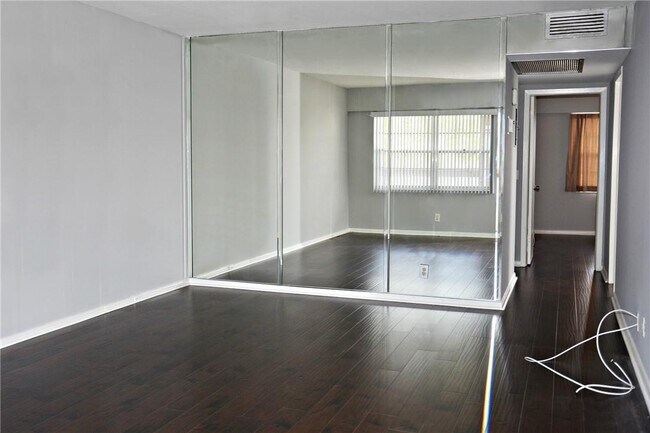 Building Photo - 33 Mansfield E