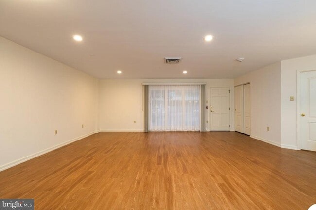 Building Photo - 677 Elm St