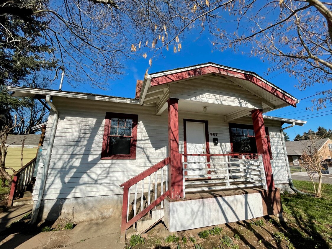 Primary Photo - Cute Bungalow in Piedmont with Huge Yard, ...