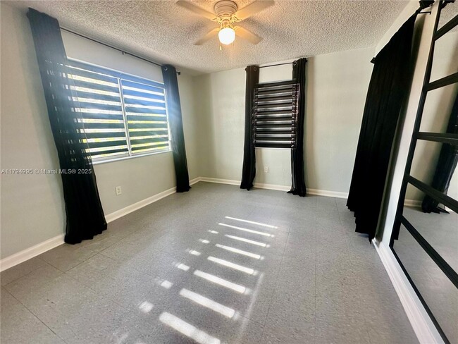 Building Photo - 6034 SW 39th St