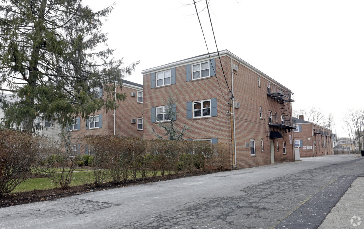 Building Photo - Montclair Mews