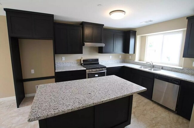 Building Photo - 909 Gladys Way