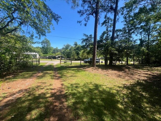 Building Photo - Freshly paint! No Carpet! Barn/Garage! Fir...