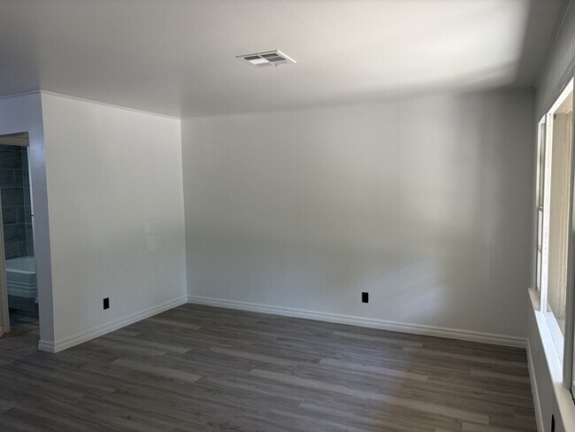 Building Photo - 1417 Oxford Way