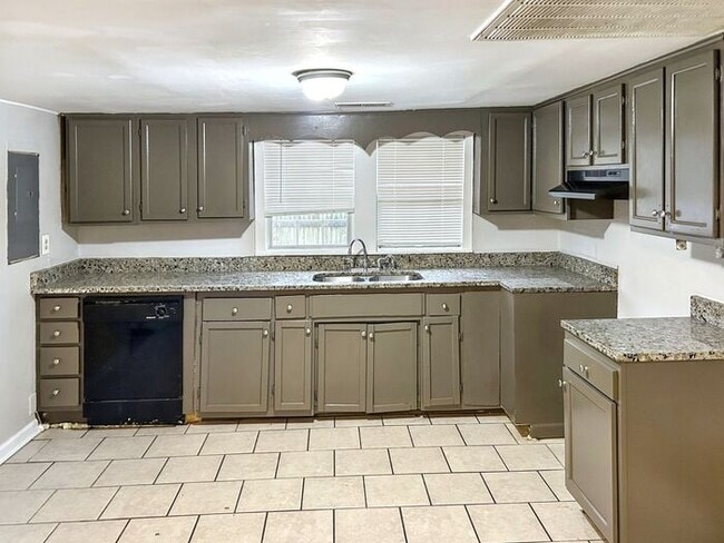 Building Photo - 1755 Circlewood Dr