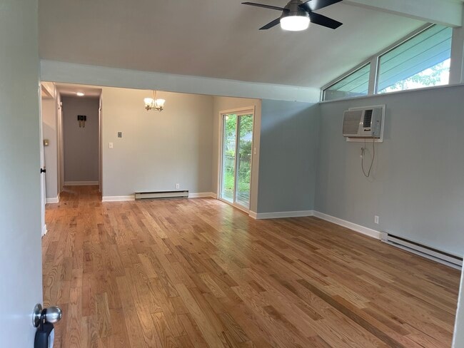 Building Photo - 1715 Mary Ann Ln