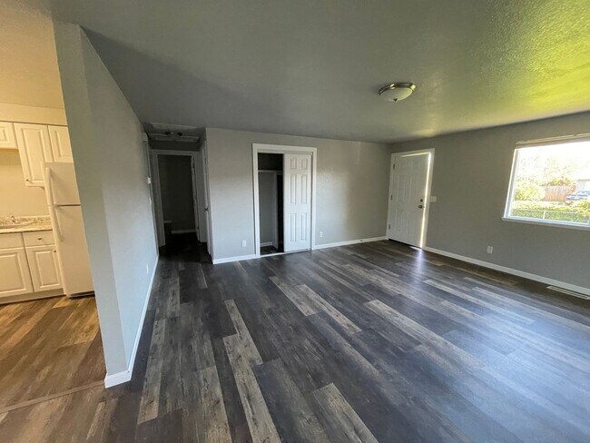 Building Photo - Remodeled 2 bd 1 bath home w/Garage and Fe...
