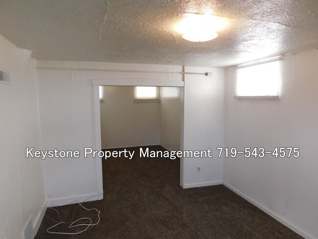 Foto del edificio - Move-In Special! $400 Off! -  Eastside Efficiency Apt in Triplex  $800/$800