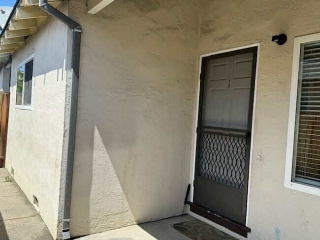 Building Photo - 48-1106