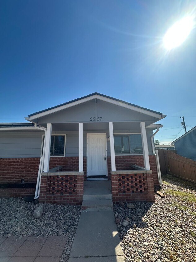 Foto principal - Beautiful 3 Bedroom Home for Rent on Chimayo