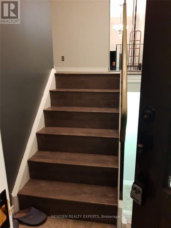 Building Photo - 264 Laurentian Dr