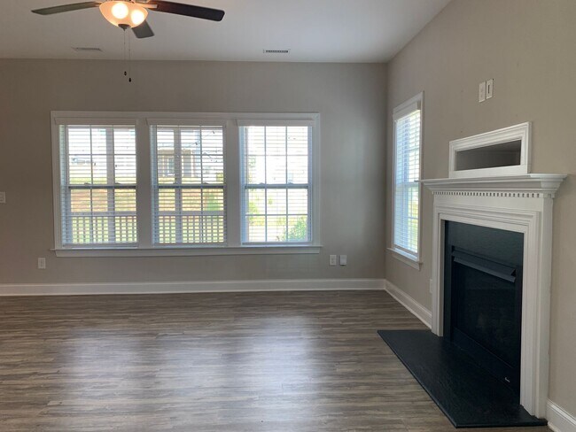 Building Photo - AMAZING LOCATION, Fantastic 4 Bed Home, in...