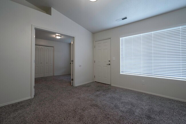 Building Photo - Cozy 3 Bedroom 2 bathroom home located nea...