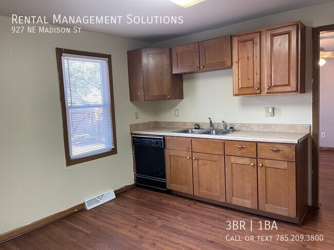 Building Photo - 927 NE Madison St- 3 BED/1 BATH