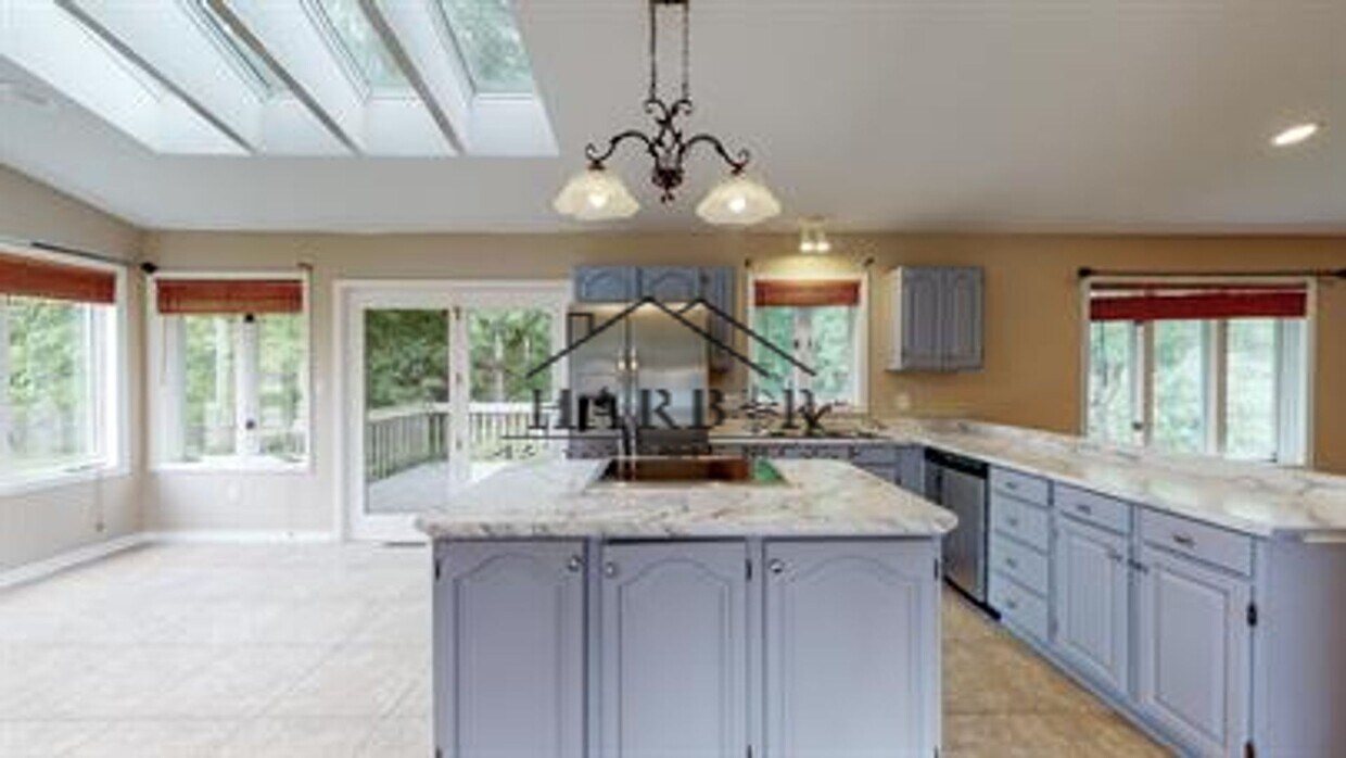 Foto principal - Single Family Home with Vaulted Ceilings!