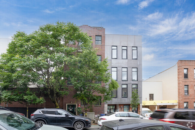 Building Photo - 300 20th St