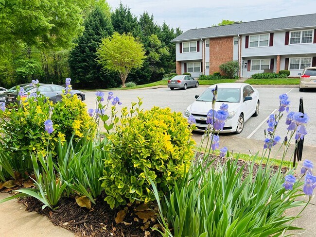 Building Photo - Charming 2 bedroom, 2.5 bathroom townhome in Greensboro w/2 master-suites/community pool