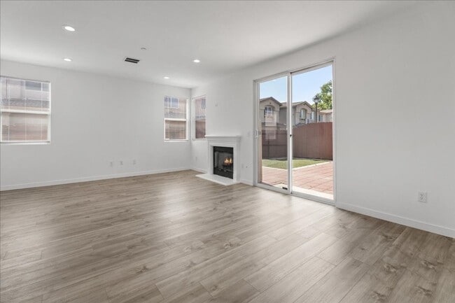 Foto del edificio - Fully Renovated 4 Bed 2.5 Bath Stunner In ...