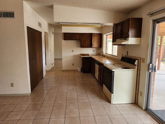 Building Photo - 9660 E Quail Pl