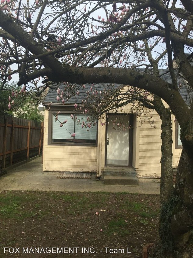 Primary Photo - 6221 NE Simpson St