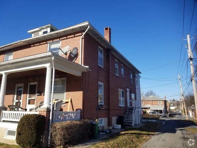 Building Photo - 115 W Walnut St