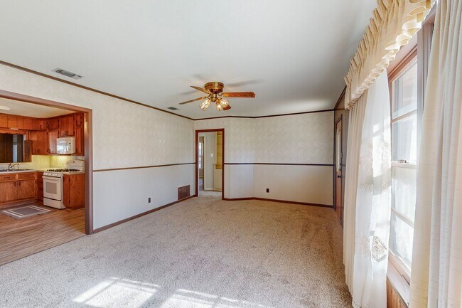Foto del edificio - Charming 1965 3-Bedroom Home with Modern T...