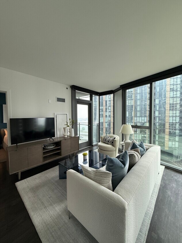 Foto principal - 450 E Waterside Dr