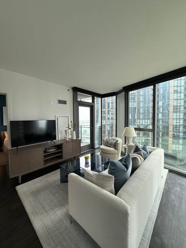 Building Photo - 450 E Waterside Dr