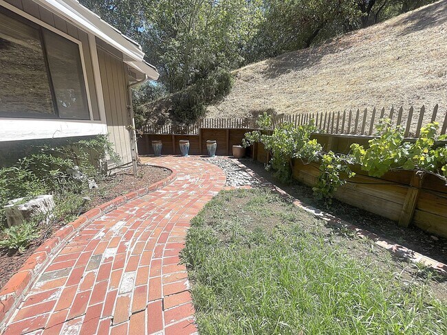 Foto del edificio - $5495 - Large Gorgeous 3/2 Tri-Level Home ...