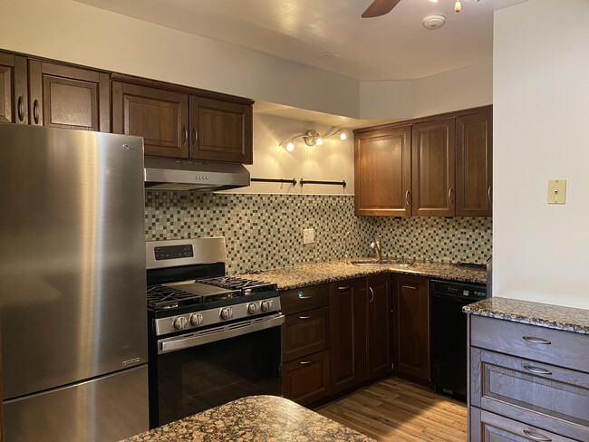 Kitchen - 10 Parkside Ct