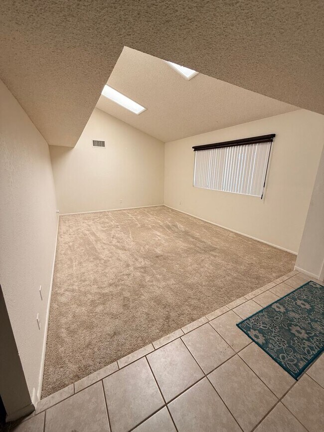 Building Photo - 525 Duchess Dr