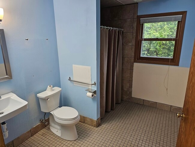 Building Photo - 533 Lakeshore Ct
