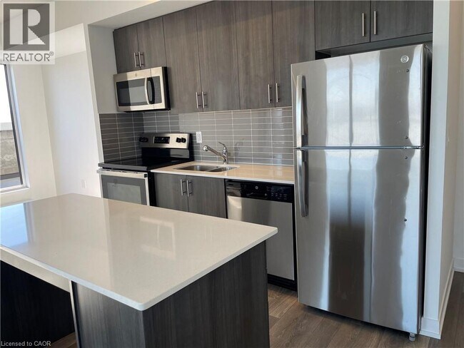 Photo du bâtiment - 550 N Service Rd