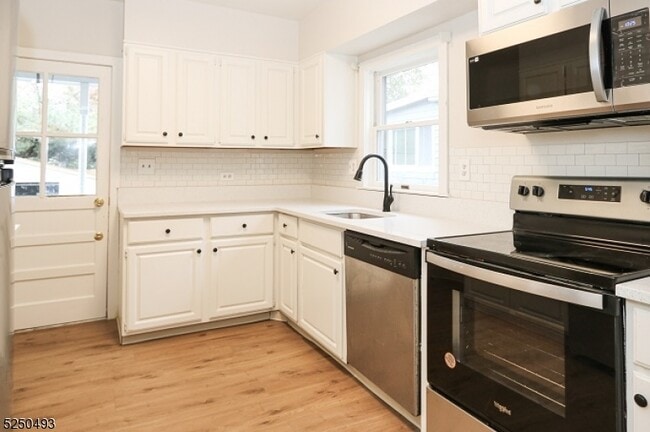 Building Photo - 24 Montague Pl