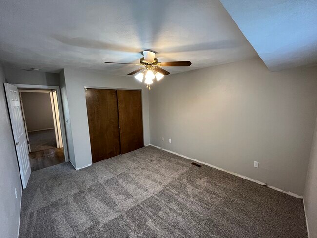 Dormitorio 2 - 880 Lester Ave