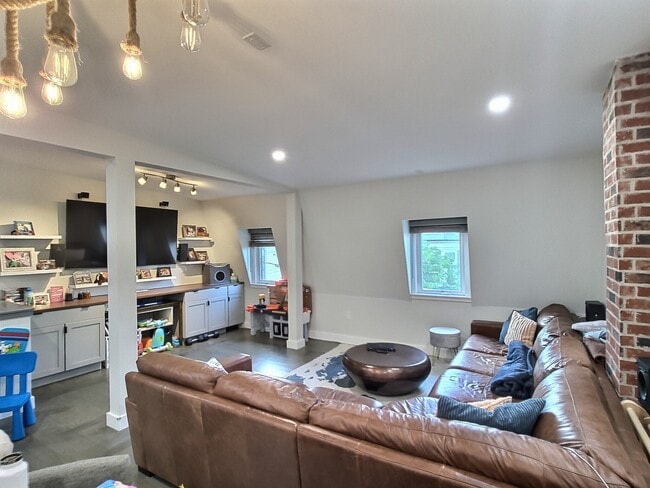 Building Photo - 54 Telegraph St