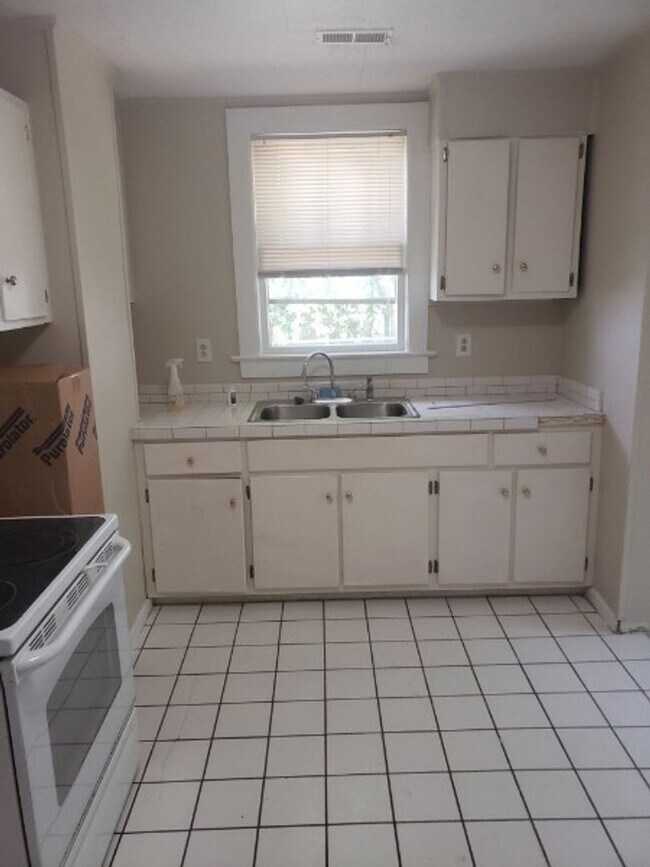 Foto del edificio - 3 br, 1 bath House - 4678 O'Hear Avenue