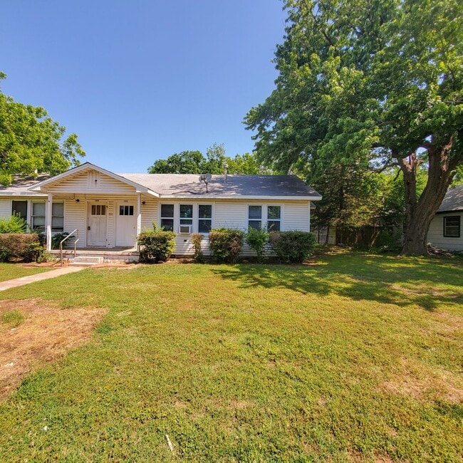 Building Photo - 2 Bedroom 1 bath Duplex