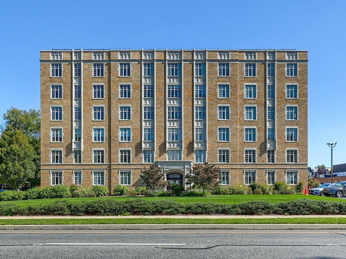 Primary Photo - Fully Furnished Luxury Condo with Breathta...