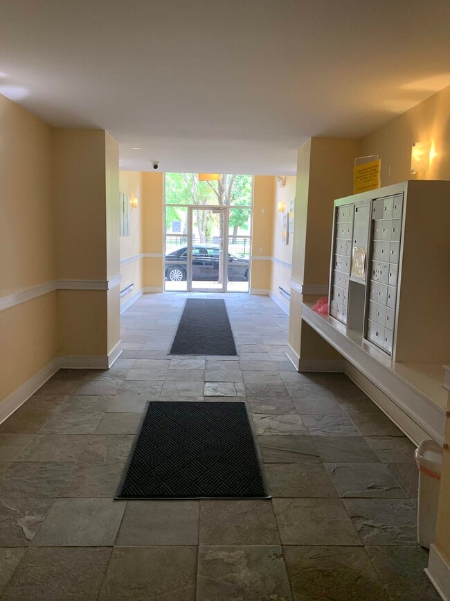entry - 207 E 31st St