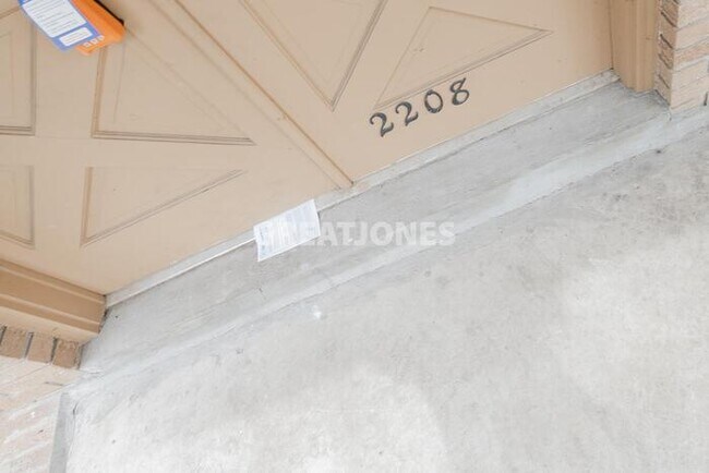 Building Photo - 2208 Greenoaks Rd