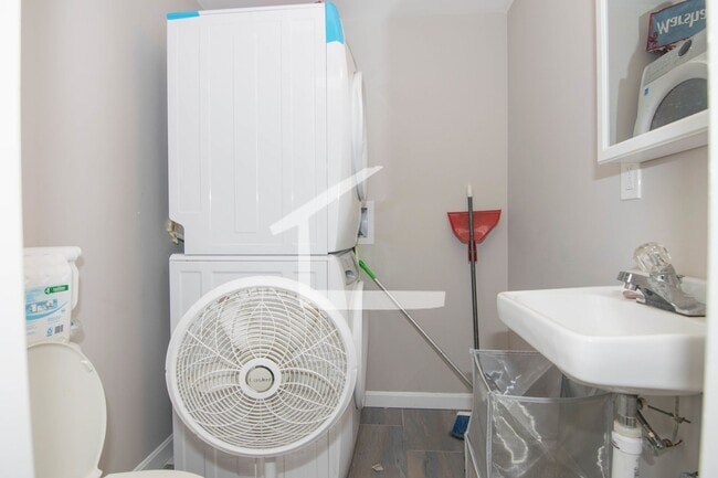 Building Photo - In-Unit Washer and Dryer. Fully Renovated ...
