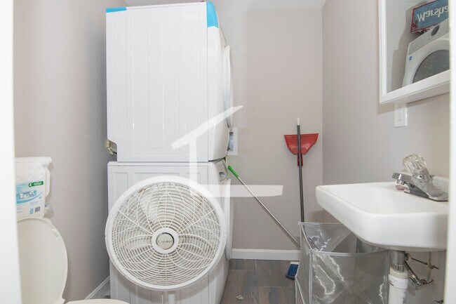 Foto del edificio - In-Unit Washer and Dryer. Fully Renovated ...
