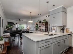 Building Photo - 224 N Poplar St