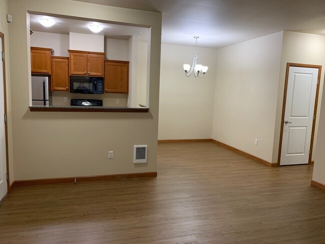 Pisos nuevos... - Linden Lane Apartments