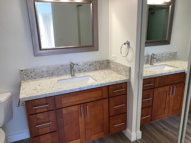Foto del edificio - Waikiki! Marina Towers-Large, 2 Bdrm., 1.5 bath, cov'd pkg./washer/dryer in apt.